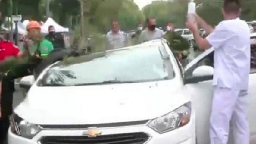 Una rama aplastó a un auto y una mujer quedó atrapada