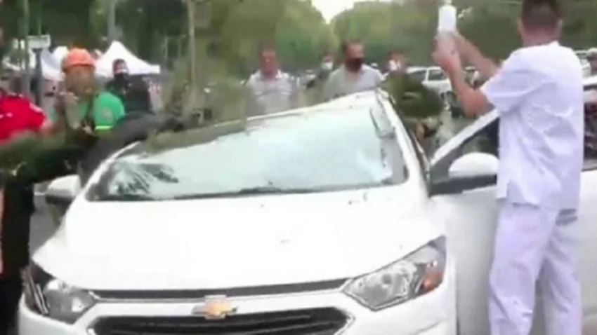 Una rama aplastó a un auto y una mujer quedó atrapada