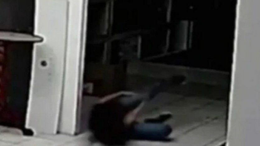 Video: una mujer fue arrastrada por un demonio