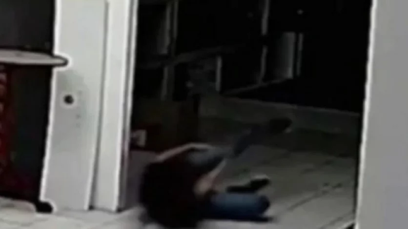 Video: una mujer fue arrastrada por un demonio