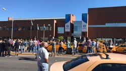 Choferes protestan contra "Taxi Rosa" en el Deliberante neuquino