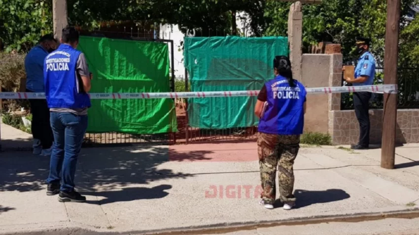 Su ex le pegó un tiro en la cabeza, y lucha por su vida