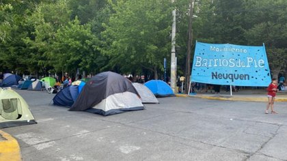 Continúa el acampe y corte de calle en el centro neuquino