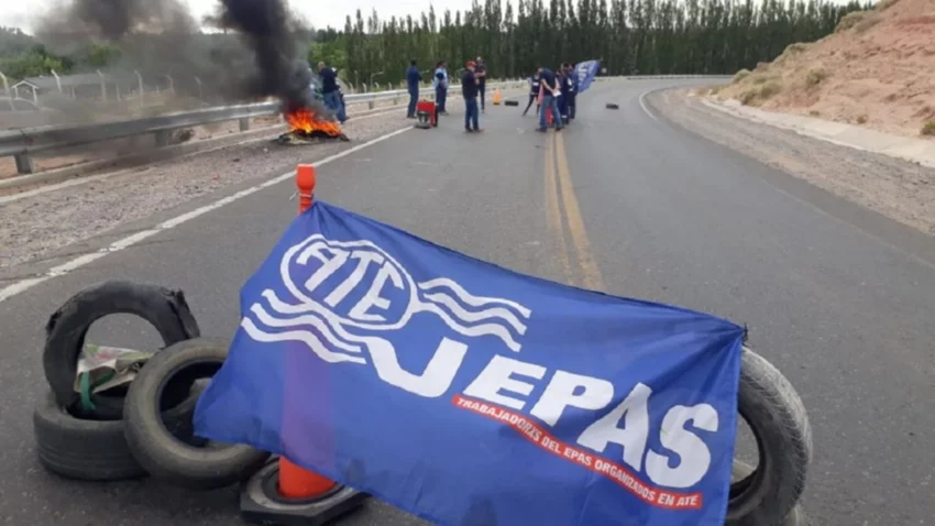 Empleados del EPAS cortaron el tránsito en ruta 22