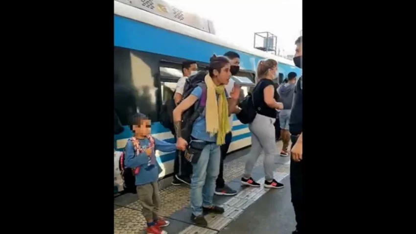 Al grito de "mataguacho" la mujer insultó y escupió al policía