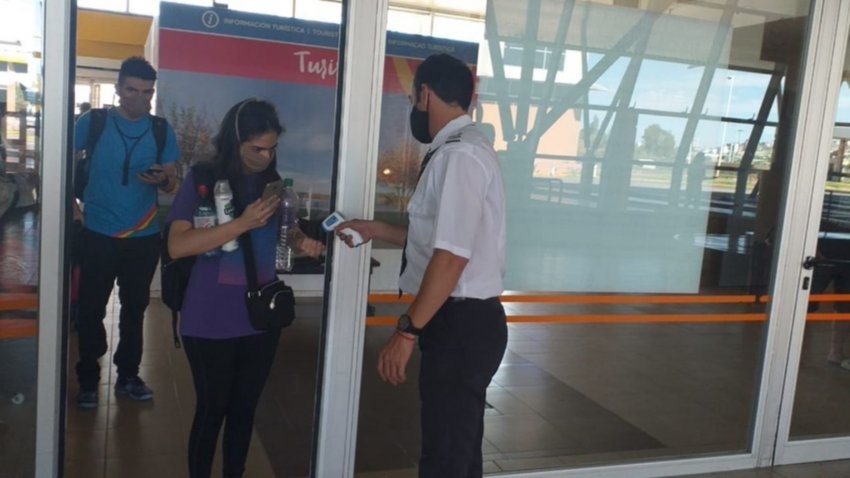 Llegó a la terminal de Neuquén con síntomas graves de Covid