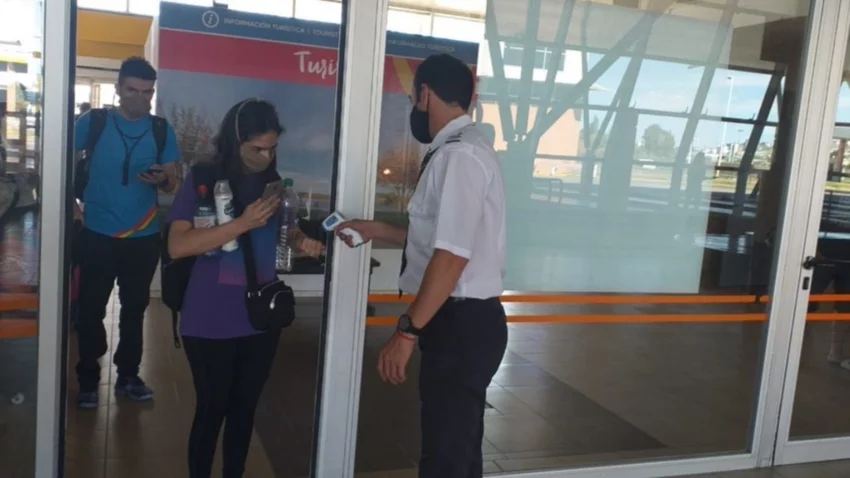 Llegó a la terminal de Neuquén con síntomas graves de Covid
