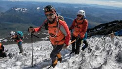 ¡Gran desafío!: Atleta ciego hizo cumbre en el Volcán Lanín