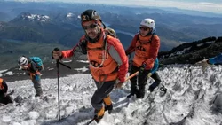 ¡Gran desafío!: Atleta ciego hizo cumbre en el Volcán Lanín