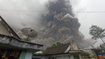 Volcán entró en erupción en Indonesia, hay más de 13 muertos