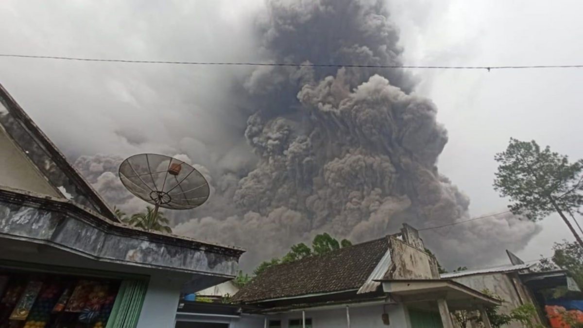 Volcán entró en erupción en Indonesia, hay más de 13 muertos
