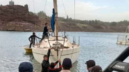 Lograron rescatar un velero hundido en El Chocón