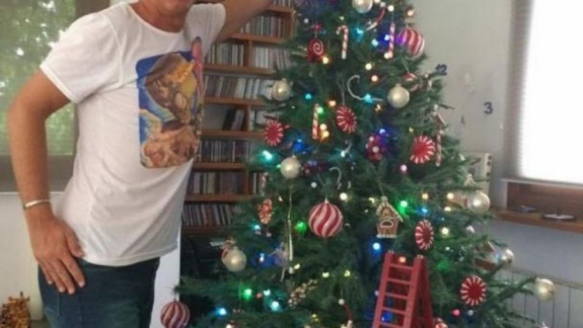 Tragedia: murió armando el arbolito de Navidad