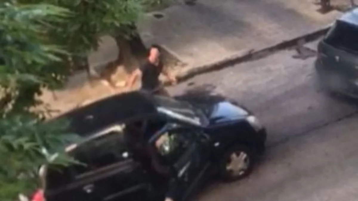 Le tocaron bocina y se bajó a insultar y golpear a una mujer