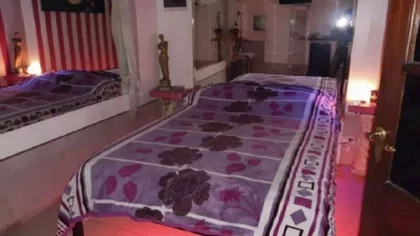 La encontraron, desnuda y muerta con lesiones, en la cama