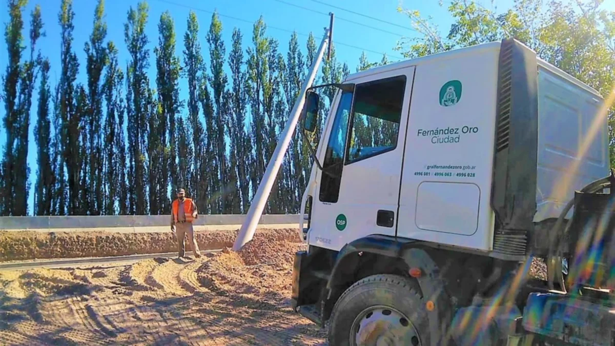 Un camión impactó una torre de media tensión