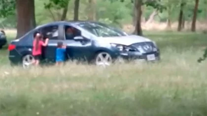 Bajaron a los nenes del auto para tener sexo y los escracharon