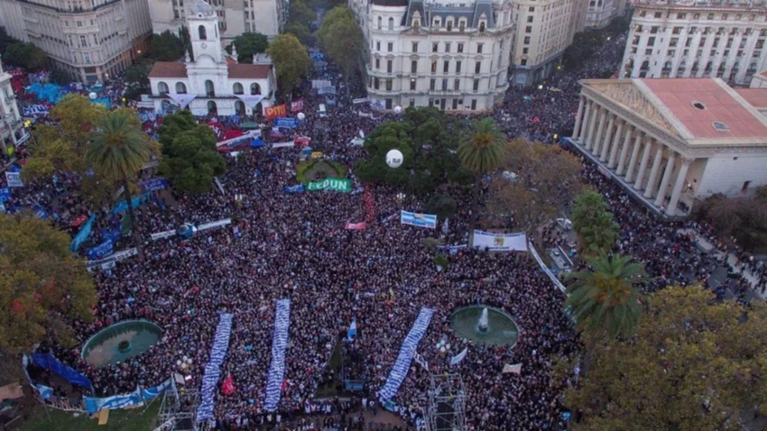 Organizaciones marcharon a veinte años del estallido social