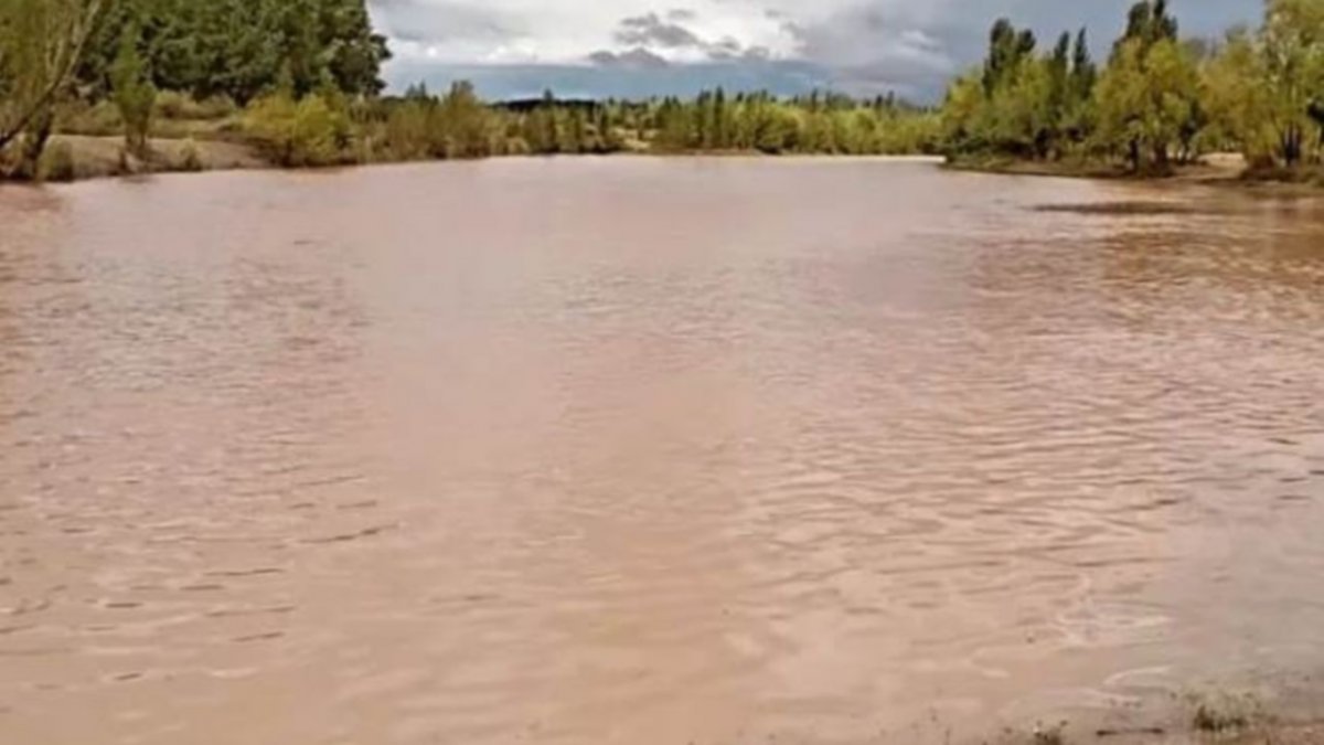 Luego del granizo llegó el agua color chocolate al Limay