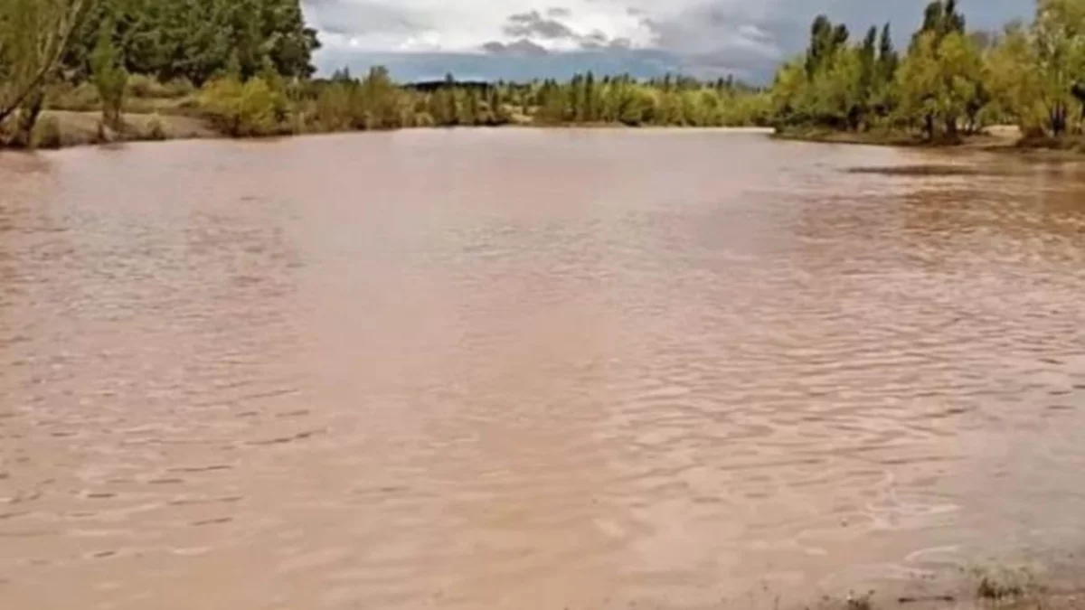 Luego del granizo llegó el agua color chocolate al Limay