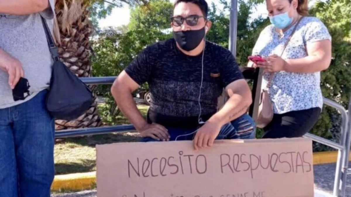 Un hombre se encadenó y pidió seguridad para su hija