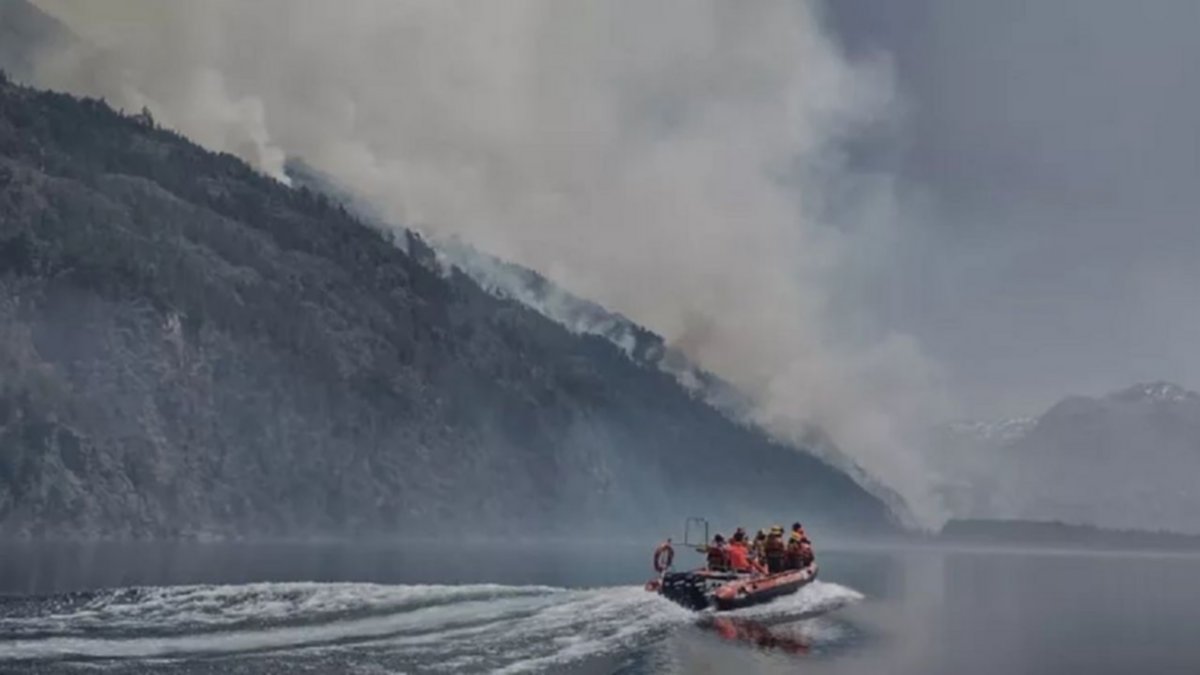 Reclaman aviones para los incendios de Steffen y El Manso