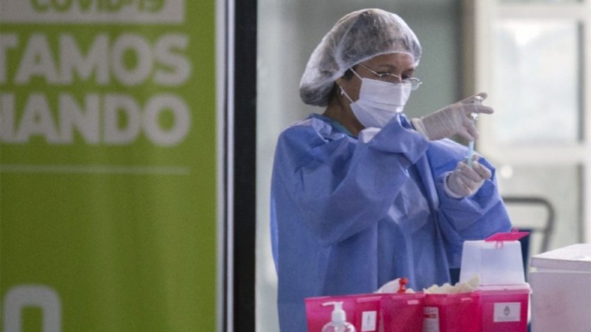Bajan a cuatro meses la aplicación de la tercera dosis