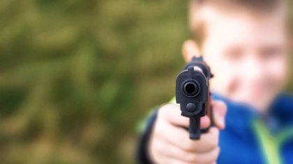 Un niño sin escuela y con revólver, y una fuga imposible