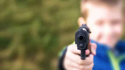 Un niño sin escuela y con revólver, y una fuga imposible