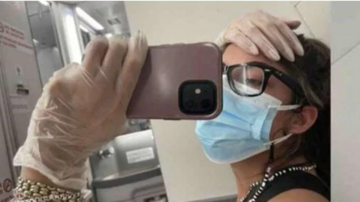 Supo que tenía Covid en pleno vuelo y se aisló en el baño