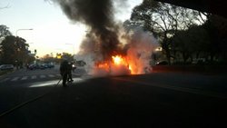 Empezó el año con un ataque de furia e incendió tres autos