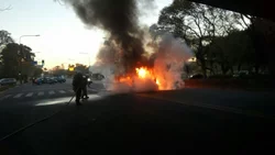 Empezó el año con un ataque de furia e incendió tres autos