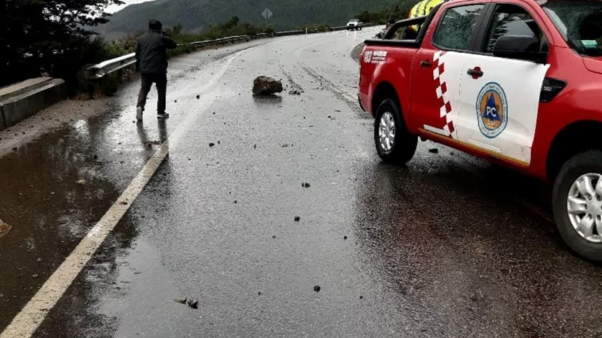 Desprendimiento de rocas en la ruta de los Siete Lagos