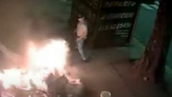 Video: Dormía en la calle y una mujer lo prendió fuego