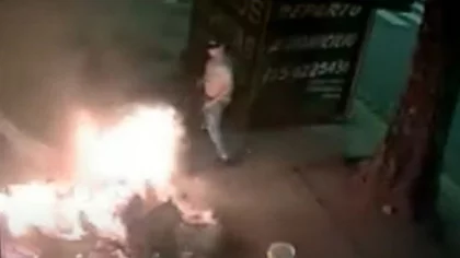 Video: Dormía en la calle y una mujer lo prendió fuego