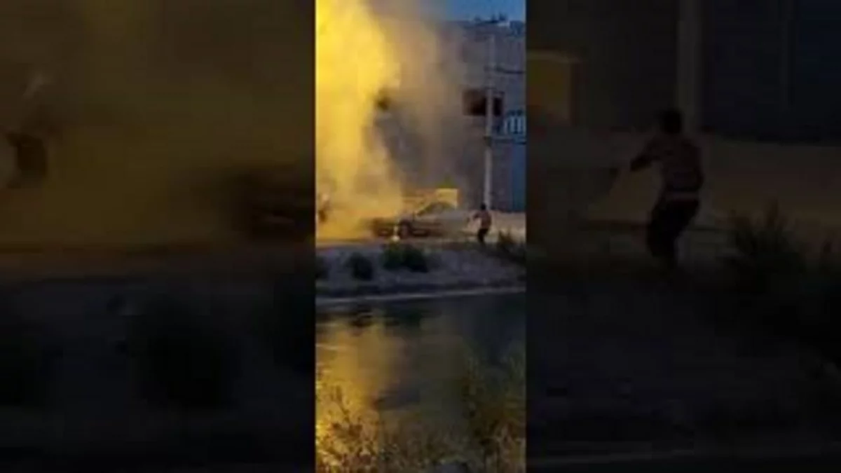 A baldazo limpio, contra el fuego que les consumía el auto