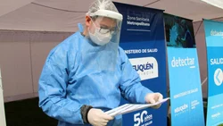 "Sospechamos que circula Ómicron pero no está confirmado"