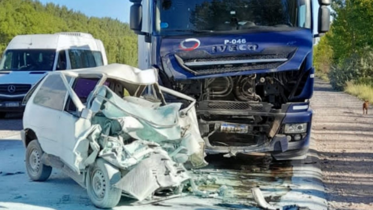 Un camión chocó contra un auto en Ruta 151: hay un muerto
