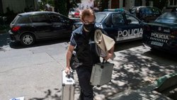 Hallaron en un hotel a un nene en shock junto a dos cadáveres