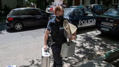 Hallaron en un hotel a un nene en shock junto a dos cadáveres