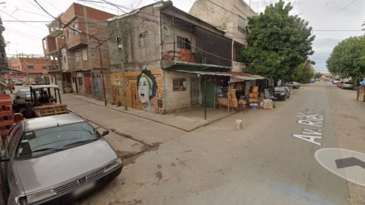 Una niña de 4 años y su padrastro, baleados en un robo