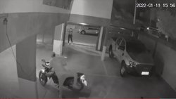 Video: se tomó todo el tiempo y al final logró robar la moto