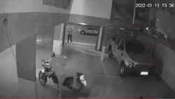 Video: se tomó todo el tiempo y al final logró robar la moto