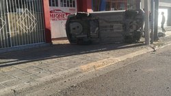 Borracho, volcó y chocó con la pared de un local