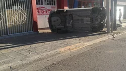 Borracho, volcó y chocó con la pared de un local