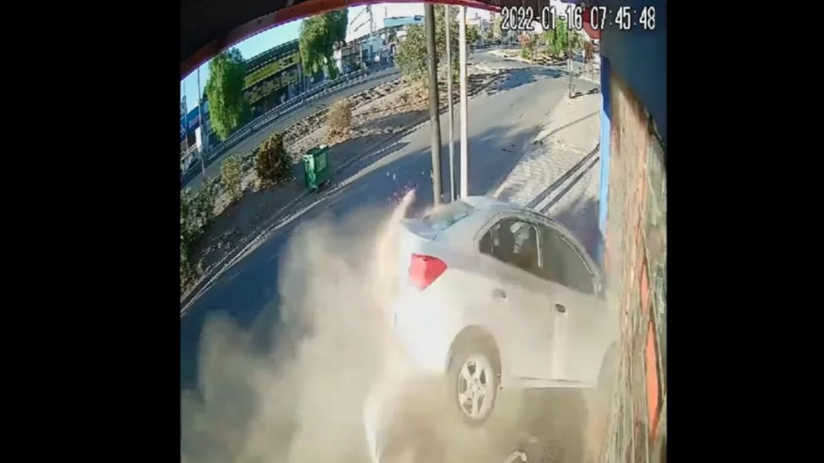 VIDEO: así fue el choque al comercio del bajo neuquino
