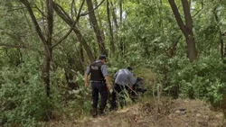 Hallaron un cadáver dentro de un auto enterrado