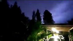 Filmaba la tormenta y un rayo impactó en el patio de su casa