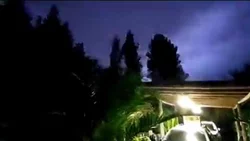 Filmaba la tormenta y un rayo impactó en el patio de su casa