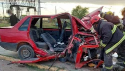Violento choque contra un poste en ruta 22: cinco heridos